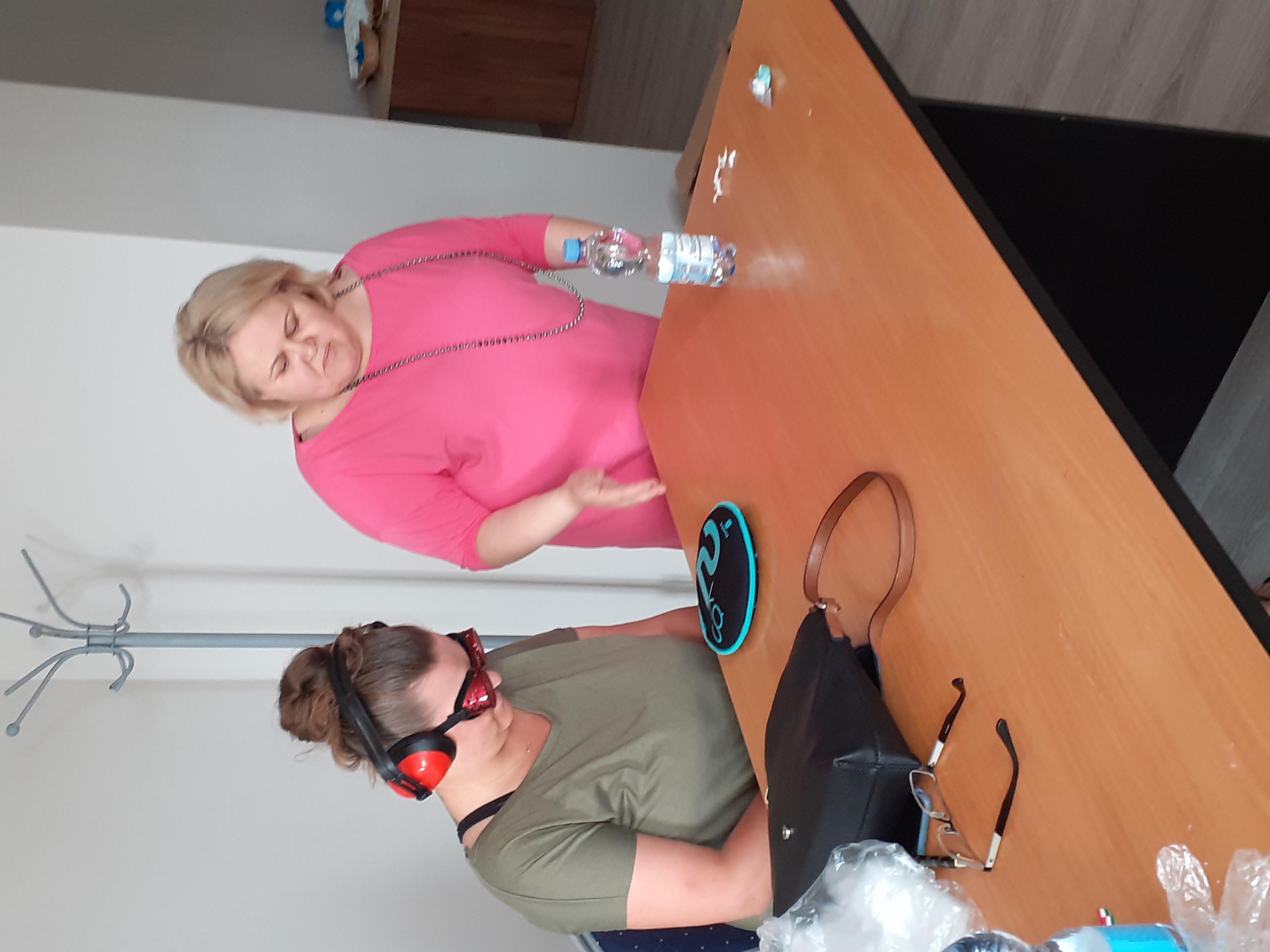 Uczestniczka szkolenia w specjalnych okularach i słuchawkach, które miały na celu przybliżyć codzienne problemy osób z dysfunkcjami.
