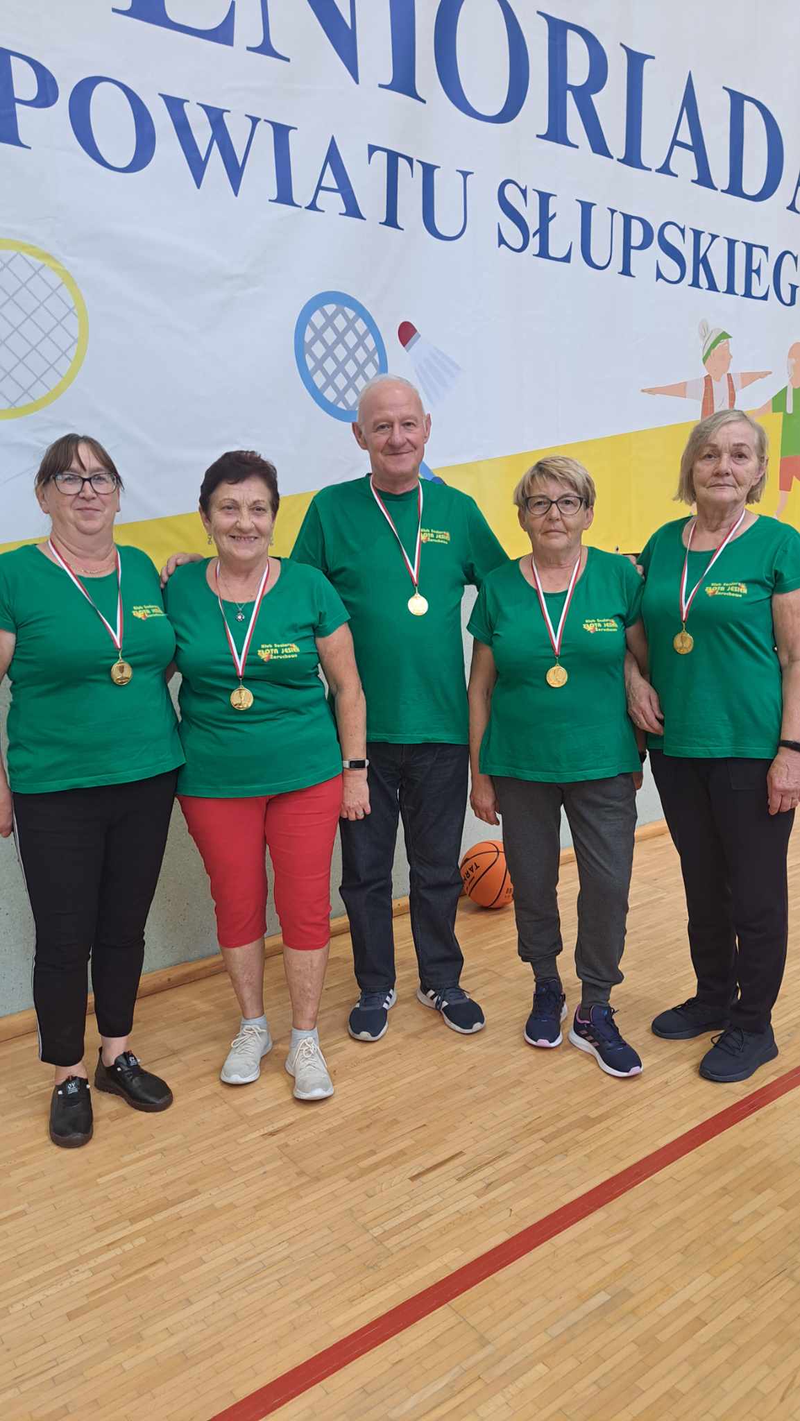 Grupa seniorów z Gmniy Główczyce na Senioriadzie Powiatowej z medalami na piersiach